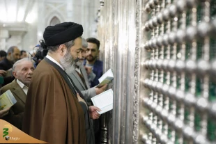 تم ذلك من خلال حضور في مرقد مؤسس الثورة الإسلامية 5