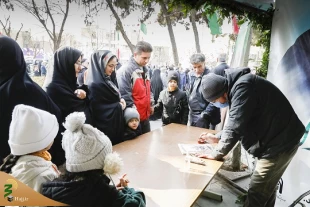 برپایی غرفه فرهنگی مجموعه حج و زیارت در راهپیمایی یوم الله 22 بهمن+عکس 15
