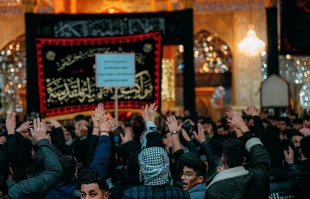 پرچم گنبدهای حرم کاظمین تعویض شد 5