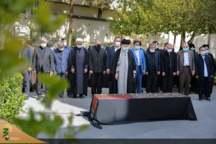اقامه نماز رهبر معظم انقلاب بر پیکر همسر شهید آیت‌الله مطهری 2
