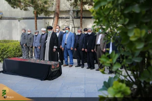اقامه نماز رهبر معظم انقلاب بر پیکر همسر شهید آیت‌الله مطهری 3