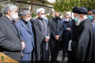 اقامه نماز رهبر معظم انقلاب بر پیکر همسر شهید آیت‌الله مطهری 4