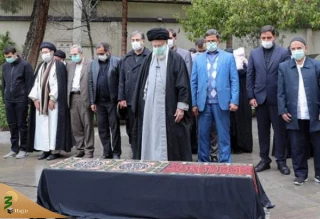 اقامه نماز رهبر انقلاب بر پیکر مرحوم حسن غفوری‌فرد