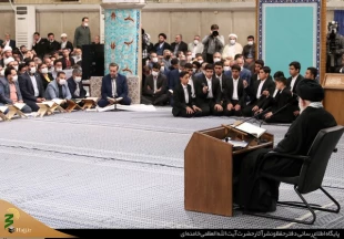 رهبرانقلاب: 

تلاوت قاری باید با هدف تأثیرگذاری بر مخاطب باشد نه آوازخوانی / هر مسجد را یک پایگاه قرآن قرار دهید 8