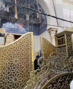 نصب درِ جدید برای ورودی حرم حضرت رقیه (س)
