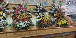 گل‌آرایی حرم حضرت سیدالشهدا(ع) و حضرت ابوالفضل(ع) به همت ستاد بازسازی عتبات عالیات اصفهان
