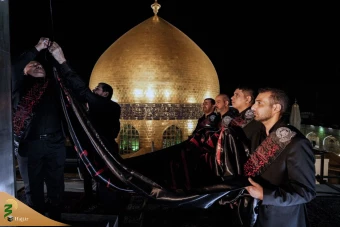 برافراشته شدن پرچم عزا در حرم امیرالمومنین علی علیه‌السلام 2