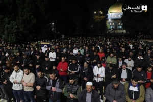 حضور ده‌ها هزار فلسطینی در نماز صبح روز جمعه ماه رمضان