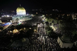 حضور پرشور فلسطینیان در احیای شب ۲۷ رمضان مسجد الاقصی