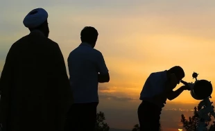 رئیس ستاد استهلال دفتر مقام معظم رهبری؛

ماه مبارک رمضان امسال ۳۰ روزه و عید سعید فطر شنبه است 3