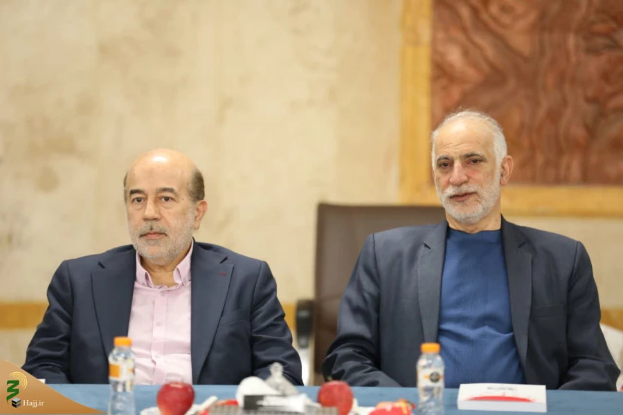 دیدار مداحان بعثه مقام معظم رهبری در عتبات عالیات با نماینده ولی فقیه در امور حج و زیارت در قم 7