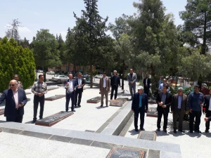 کارگزاران حج استان لرستان قبور شهدا را غبارروبی کردند