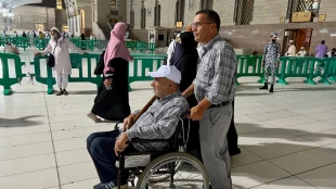 تعداد زیاد ویلچرها در فرودگاه مدینه، زائران را با مشکل روبه رو کرده است 2