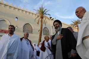 Hojjat al-Islam Navvab Meets Iranian Pilgrims in Miqat Shajarah