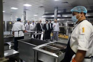بازدید مسئولان حج از آشپزخانه مرکزی طبخ و توزیع غذای زائران ایرانی درمدینه+فیلم