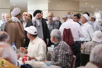 دیدار صمیمی سرپرست حجاج ایرانی با زائران کشورمان درمدینه منوره _ 3 16
