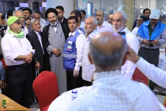 دیدار صمیمی سرپرست حجاج ایرانی با زائران کشورمان درمدینه منوره _ 4 12