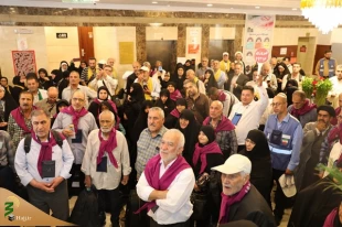 حضور رئیس سازمان حج و زیارت بین زائران پرواز مشهد- جده که در فرودگاه مدینه فرود آمد 3