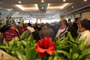 حضور رئیس سازمان حج و زیارت بین زائران پرواز مشهد- جده که در فرودگاه مدینه فرود آمد 5