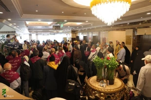 حضور رئیس سازمان حج و زیارت بین زائران پرواز مشهد- جده که در فرودگاه مدینه فرود آمد 9