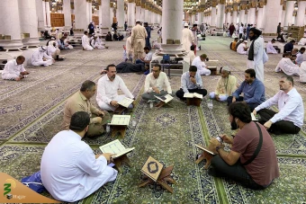 حلقه های قاریان ایرانی کاروان نور در مسجدالنبی (ص) 5