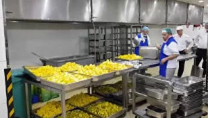 حضور رییس سازمان حج و زیارت و مدیران اجرایی عملیات حج در آشپزخانه های مکه