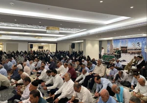 نوای دلنشین دعای پرفیض کمیل زائران ایرانی در کنار خانه خدا + عکس و فیلم