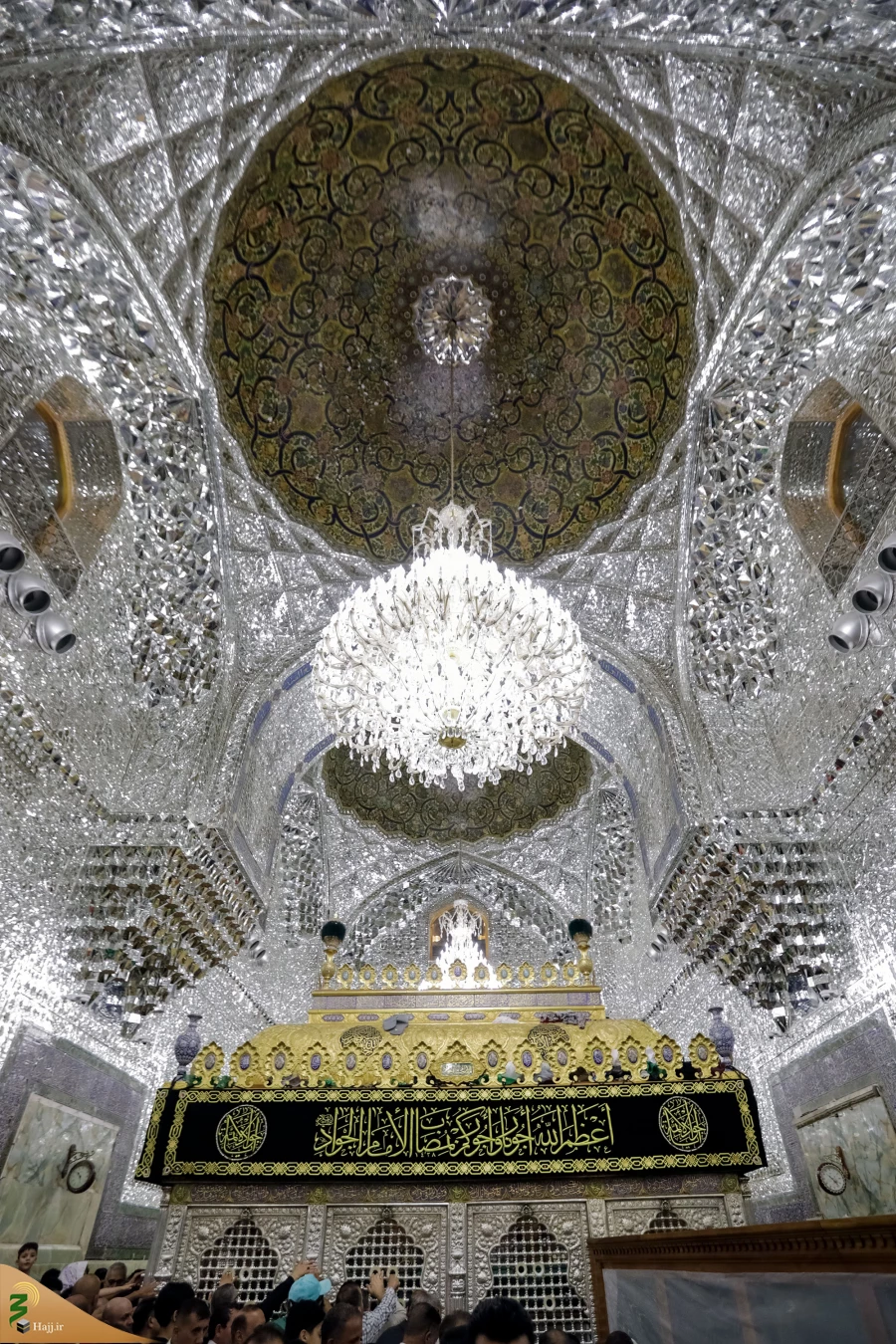 اهتزاز پرچم عزای گنبد بارگاه منور رضوی در کاظمین 8