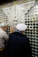 اهتزاز پرچم عزای گنبد بارگاه منور رضوی در کاظمین 9
