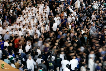 اهتزاز پرچم عزای گنبد بارگاه منور رضوی در کاظمین 25