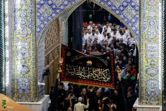 اهتزاز پرچم عزای گنبد بارگاه منور رضوی در کاظمین 27
