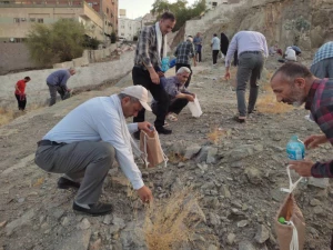 حج تمتع از دریچه دوربین زائران ایرانی (11)

جمع آوری سنگ توسط حجاج ایرانی برای رجم شیطان