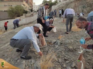 حج تمتع از دریچه دوربین زائران ایرانی (9)
جمع آوری سنگ توسط حجاج ایرانی برای رجم شیطان 2
