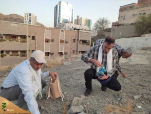 حج تمتع از دریچه دوربین زائران ایرانی (9)
جمع آوری سنگ توسط حجاج ایرانی برای رجم شیطان 4