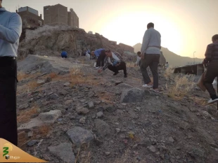 حج تمتع از دریچه دوربین زائران ایرانی (9)
جمع آوری سنگ توسط حجاج ایرانی برای رجم شیطان 6