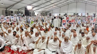 مراسم برائت از مشرکین با حضور گسترده زائران ایرانی در سرزمین عرفات برگزار شد 3
