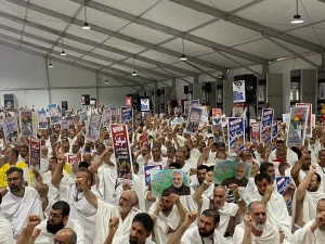 Echo of Slogans of Disavowal of Pagans by Iranian Pilgrims in Arafat