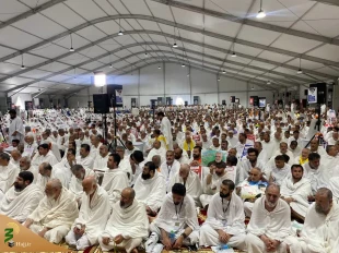 Echo of Slogans of Disavowal of Pagans by Iranian Pilgrims in Arafat 6
