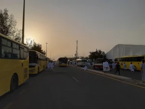 بانوان حج گزار و معذورین ایرانی از عرفات به منا منتقل شدند + فیلم