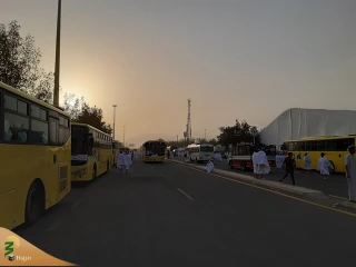بانوان حج گزار و معذورین ایرانی از عرفات به منا منتقل شدند + فیلم