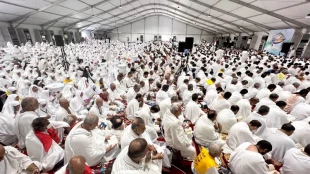 Pilgrims Chanted Verses of Arafat Prayer in Desert of Arafat 11