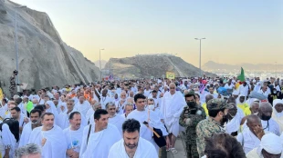 حرکت حجاج از مشعر به منا + گزارش تصویری 17