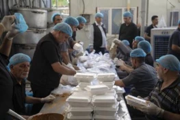 توزیع ۵۰ هزار پرس غذا در روز عرفه توسط مهمانسرای آستان قدس عباسی 2