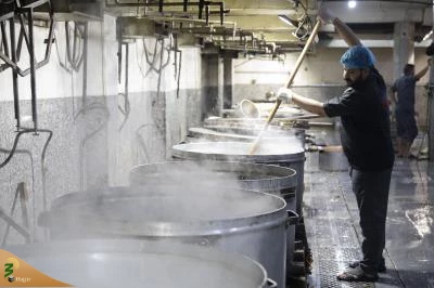 توزیع ۵۰ هزار پرس غذا در روز عرفه توسط مهمانسرای آستان قدس عباسی 7