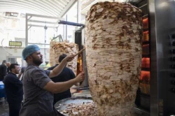 توزیع ۵۰ هزار پرس غذا در روز عرفه توسط مهمانسرای آستان قدس عباسی 8