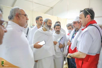 
بازدید از مرکز پزشکی حج و زیارت در سرزمین عرفات
 12