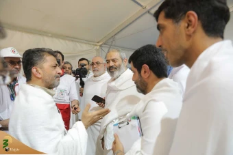 
بازدید از مرکز پزشکی حج و زیارت در سرزمین عرفات
 13