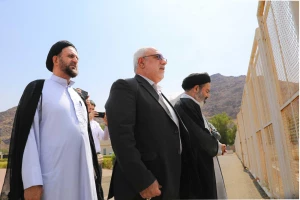 حضورمسئولان حج و زیارت بر مزار جمعی از شهدای منا در مکه 