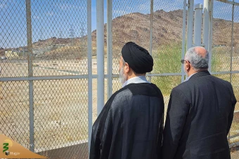 حضور بر مزار شهدای منا در مکه مکرمه 16