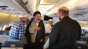 گفت وگوهای دوستانه و گرم سرپرست حجاج ایرانی با همسفران در هواپیما + عکس